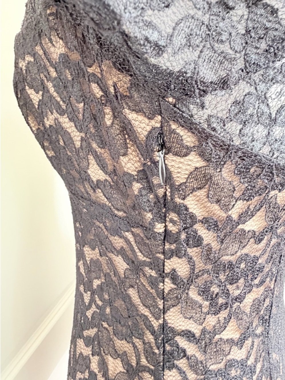 NWT Laundry by Shelli Segal Black Lace Bell Sleeve Mini Dress - Size 6 - Picture 8 of 16